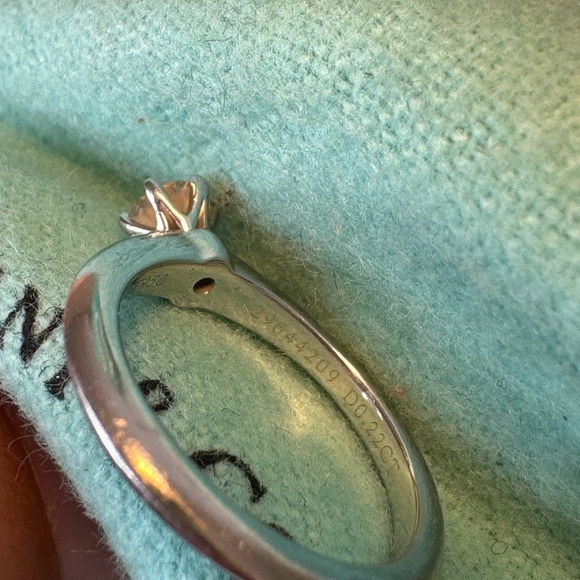 Platinum w/ diamond Tiffany & Co classic and timeless engagement ring - Picture 8 of 13